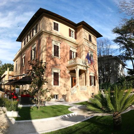Unahotels Villa Dei Platani Foligno Exterior foto
